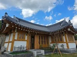 Gimpo Munsusan Hanok