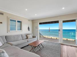 On The Beach #13 Beachfront, Ocean Views Accom Holidays, hotel i Wamberal