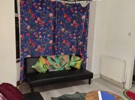 'Sun Nest' Spacious home Sleep upto 6 Guests Near Town and George Eliot Hospital Nuneaton