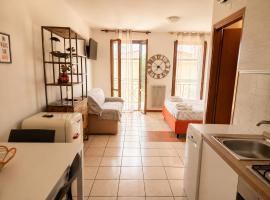 BeaMare - Monolocale - Massimo tre ospiti con posto spiaggia - Studio Apartment - Max 3 people with 1 private umbrella and two SunBeds at the private beach of Eraclea Mare, hotel a Eraclea Mare