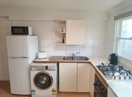 Cozy 2 Bedroom Apartment - Train Station