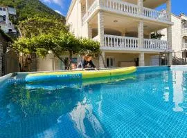 Family House with pool & sea view
