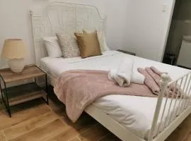 1 bedroom guesthouse close 2Train&Westfield