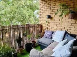 Cozy Bondi ROOM - Beach life and Local Host! Free Parking