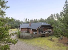 Large Cottage In Peaceful Beautiful Nature, готель у місті Mølby