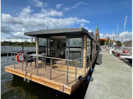 Hausboot Fjord Schleiliebe mit Biosauna und Dachterrasse in Schleswig, hotel en Schleswig