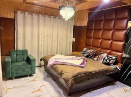Snow and Saffron Hotel & Restaurant, khách sạn ở Khor