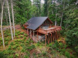 Chalet at Rainier Lodge (0.4 miles from the entrance), khách sạn ở Ashford