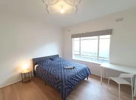 Cozy Queen Room in St Albans - Train Station - SA3