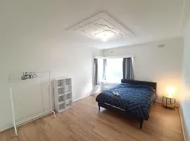 Spacious and Comfortable Queen Room - Train Station - SA4