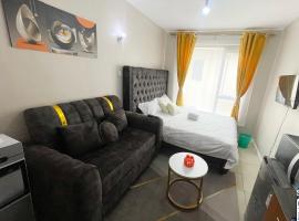 Feelhome-Studio with rooftop pool, hotel en Kiambu