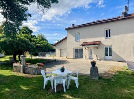 Corps de ferme à 50min de Lyon, Hotel in Moissieu-sur-Dolon