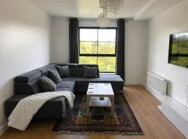 2 BedRoom Flat Near Heathrow & Windsor Free Parking