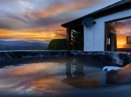 Fig Tree - Pet-friendly cottage with indoor pool, hot tub & breathtaking views of Snowdonia, hotel i Colwyn Bay