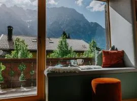 Die Karwendelsuite - 5 Sterne FeWo mit bestem Bergblick, zentrumsnah & ruhig gelegen, familienfreundlich