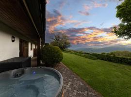 Laurel - pet-friendly cottage with indoor pool, hot tub & panoramic Snowdonia views, hotel i Colwyn Bay