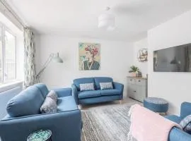 Modern Home, Sleeps 5, Free parking!