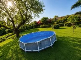 The Meadow House 2BR Farm with Pool & Lawns