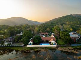KANOVA Luxury Riverside Resort, khách sạn ở Athirappilly