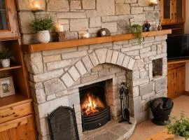 Lakeside Retreat Sleeps 8 & 15 mins from Westport