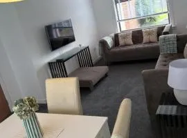 House Sleeps 4 with Garden and Parking