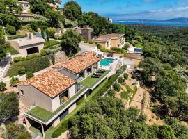 Villa prestige avec piscine et sa vue mer au calme – hotel w mieście Grimaud
