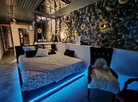 Sweet Loft Grenoble-Love Room avec jacuzzi & sauna، فندق في غرونوبل