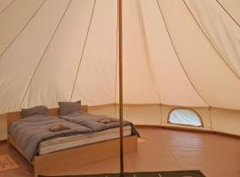Glamping Tent 1, Cosy Farmhouse, hotel v destinácii Stege