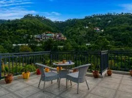 Alaya Stays Gamble Peaks Cottages with Plunge Pool amid Mountains