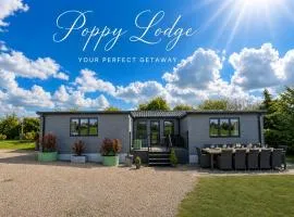 POPPY LUXURY LARGE LODGE Sleeps 10 with HOT TUB Hire Available for your Stay at Fairview Farm, Ravenshead, Nottingham Near Sherwood Forest, Dog Friendly, Farm Stay, Great for Wedding Groups, Families, Hen Do's, Corporate Events, Retreats, Amazing Views!