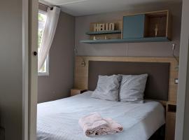 mobil home l'écrin bleu bougainvilliers โรงแรมในเซริญญ็อง