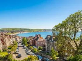 Sea View Escape - Apartment Close to Pier & Town