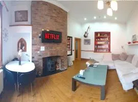 FREE DOG STAY - LARGE APARTMENT - FREE PUBLIC PARKING BEDROOM TV, WALK in SHOWER - FULL Kitchen - NETFLIX - Super Fast WiFi - DVD's-Welcome Tray - No Deposits - Just Meters from Gavin n Stacey Film House