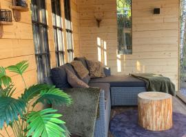 Roans Lodge l Luxury Lodge Surrounded by Nature, hotell i Frövi