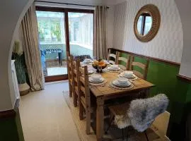 Stunning Luxury Detached Retreat - Private Hot Tub - Games Room - Sleeps Up to 10 - Free Onsite Parking 2 to 3 Cars - Churchdown - Close to M5 J11 - Superfast Wifi - Invoices Available - Beautiful Mature Garden