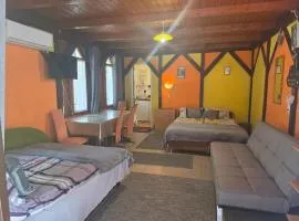 Ágnes Vendégházak Siófok-udvari apartman