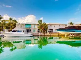Summerland Canal-Front Escape with Plunge Pool, Dock, Tiki Bar, WiFi & Laundry
