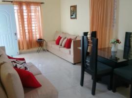 house on the hill, hotel u gradu Nagua