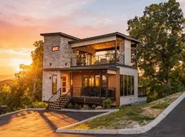 Cozy cabin retreat w Hot Tub & Rooftop Deck near Dollywood