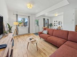 Muray 4BR family home Private Garden 15 mins to Downtown, Hotel in Longueuil