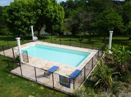 LE GRAND CASTILLON - Gîte avec piscine, pêche avec 2 étangs privés, foret et Jacuzzi en option, Hotel in Castelnau-dʼAuzan