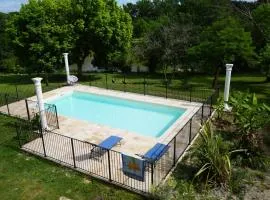 LE GRAND CASTILLON - Gîte avec piscine, pêche avec 2 étangs privés, foret et Jacuzzi en option