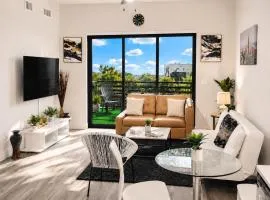 Lux property great for 1 to 8 Guests-family trip ,5Beds 2Rooms Staycation with Gym and EV, proximity to Downtown and Beaches