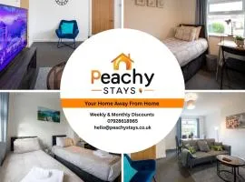 Modern 3 Bedroom House Sleeps 6, 11 Minutes from City Centre, Private Driveway Parking & Wi-Fi, Weekly & Monthly Stays, Great Rates Available At Peachy Stays