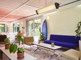 Greet Hotel Versailles - Voisins Le Bretonneux, מלון בVoisins-le-Bretonneux