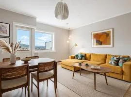 Beautiful 2BR Sea View Apartment - Balcony