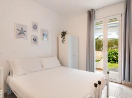 Beachfront Studio Free Parking-Pool 50m from Sea, hotel a Chioggia