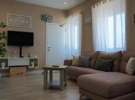 New! Central, 4 Guests, 2 Bed Apartment with Air Con
