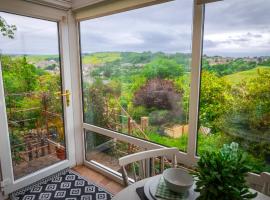 Cosy Haworth Cottage with Garden and Valley Views, Hotel in Haworth