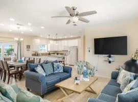 Canal-front Dog-Friendly Home with private pool, WiFi, washer dryer & central AC